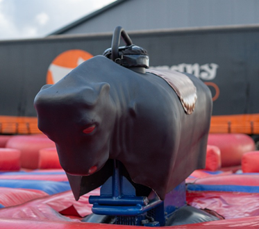 grote zwarte rodeo met springkussen eromheen