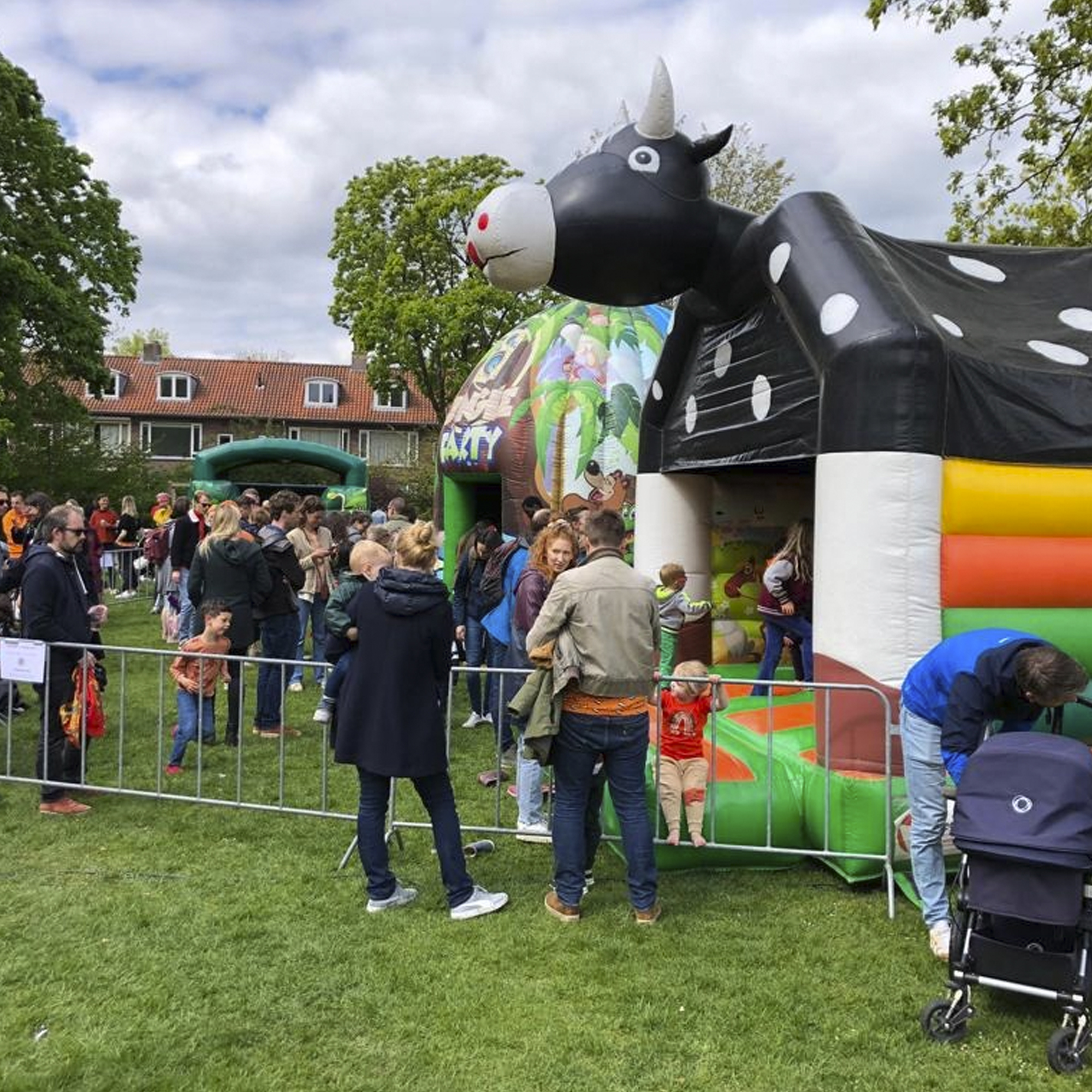 Een springkussen huren op Koningsdag