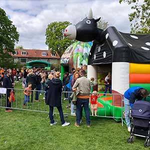 Een springkussen huren op Koningsdag