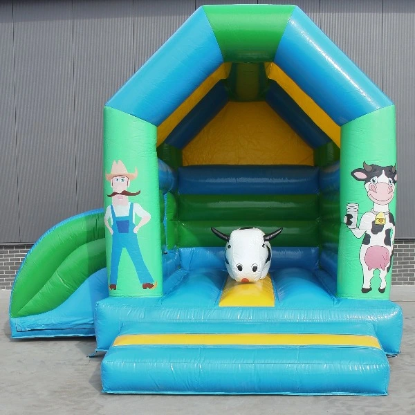 Springkussen Boerderij met glijbaan klein voorkant