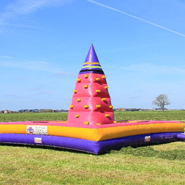 Springkussen klimtoren piramide Rechtsvoor springkussen klimtoren piramide